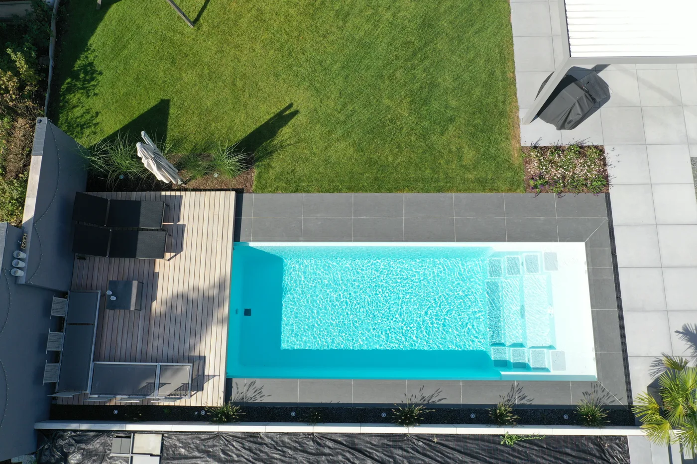 Fertiges Poolprojekt in Lahr mit Terrasse und Rasen