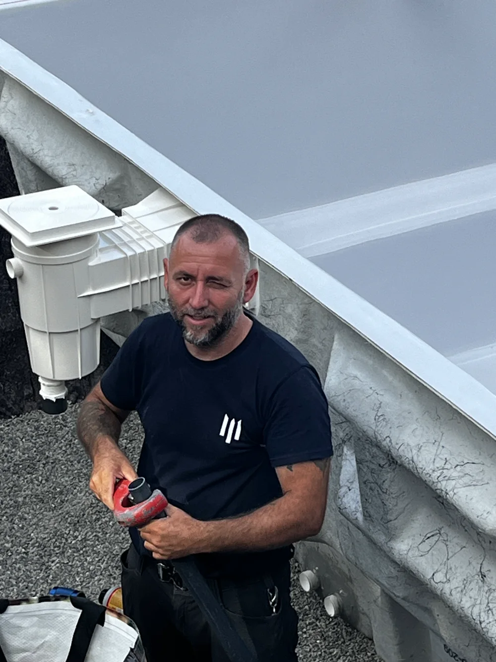 Siri zwinkert bei der Arbeit am Pool in die Kamera